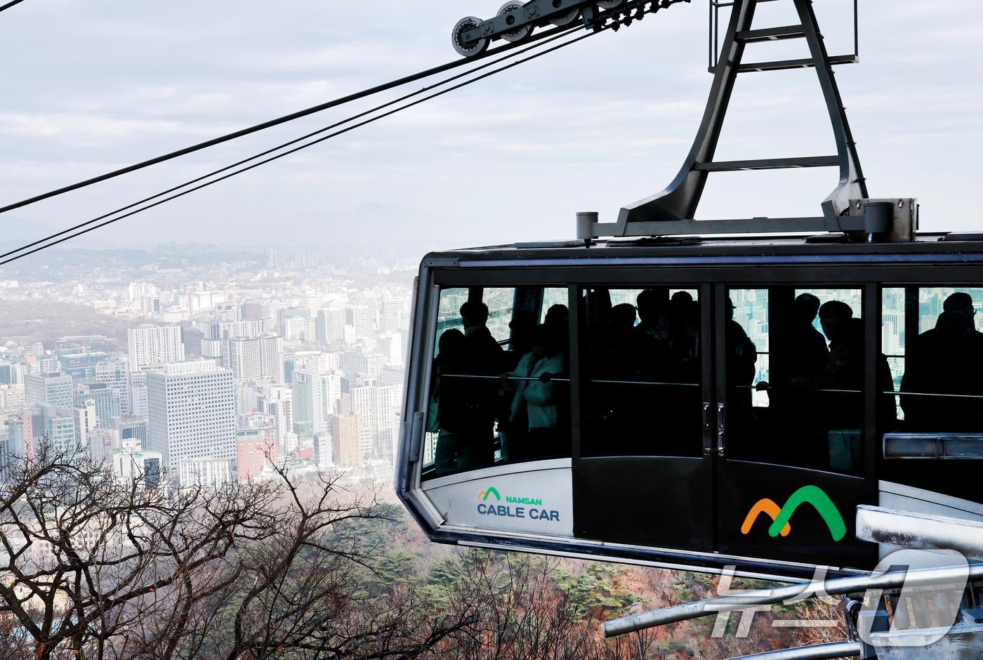 서울시 남산 곤돌라 공사 재개 여부 1심 판결이 나오는 19일 서울 남산 케이블카가 운행되고 있다. ⓒ News1 이호윤 기자