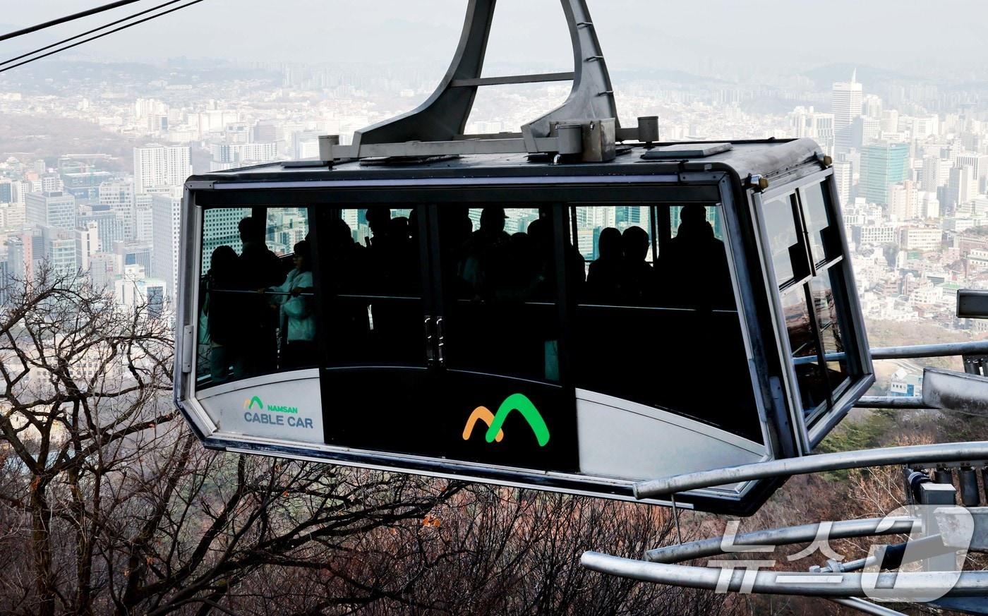 서울시 남산 곤돌라 공사 재개 여부 1심 판결이 나오는 19일 서울 남산 케이블카가 운행되고 있다. 남산 케이블카는 1961년 정부가 사업 면허를 부여할 당시 유효기간을 두지 않으면서 특정 업체의 장기 독점이 이어졌다. 긴 대기 시간과 휠체어 이용 불편 등이 제기되자 서울시는 지난 2024년 남산 곤돌라 공사에 착수했지만 한국삭도공업이 도시관리계획 변경이 위법하다며 취소소송과 집행정지를 제기해 공사가 중단된 상태이다. 2025.12.19/뉴스1 ⓒ News1 이호윤 기자