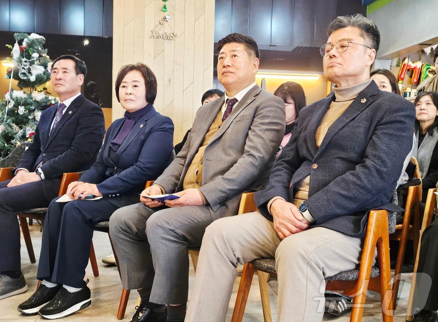 본문 이미지 - 대구YMCA는 19일 YMCA 청소년회관에서 대구시 의정참여단 모니터링 결과를 발표하며 '베스트 대구시의원'을 선정했다. 왼쪽부터 베스트 시의원에 뽑힌 이동욱·이영애·김재용·김원규 시의원. 2025.12.19/뉴스1 ⓒ News1 남승렬 기자