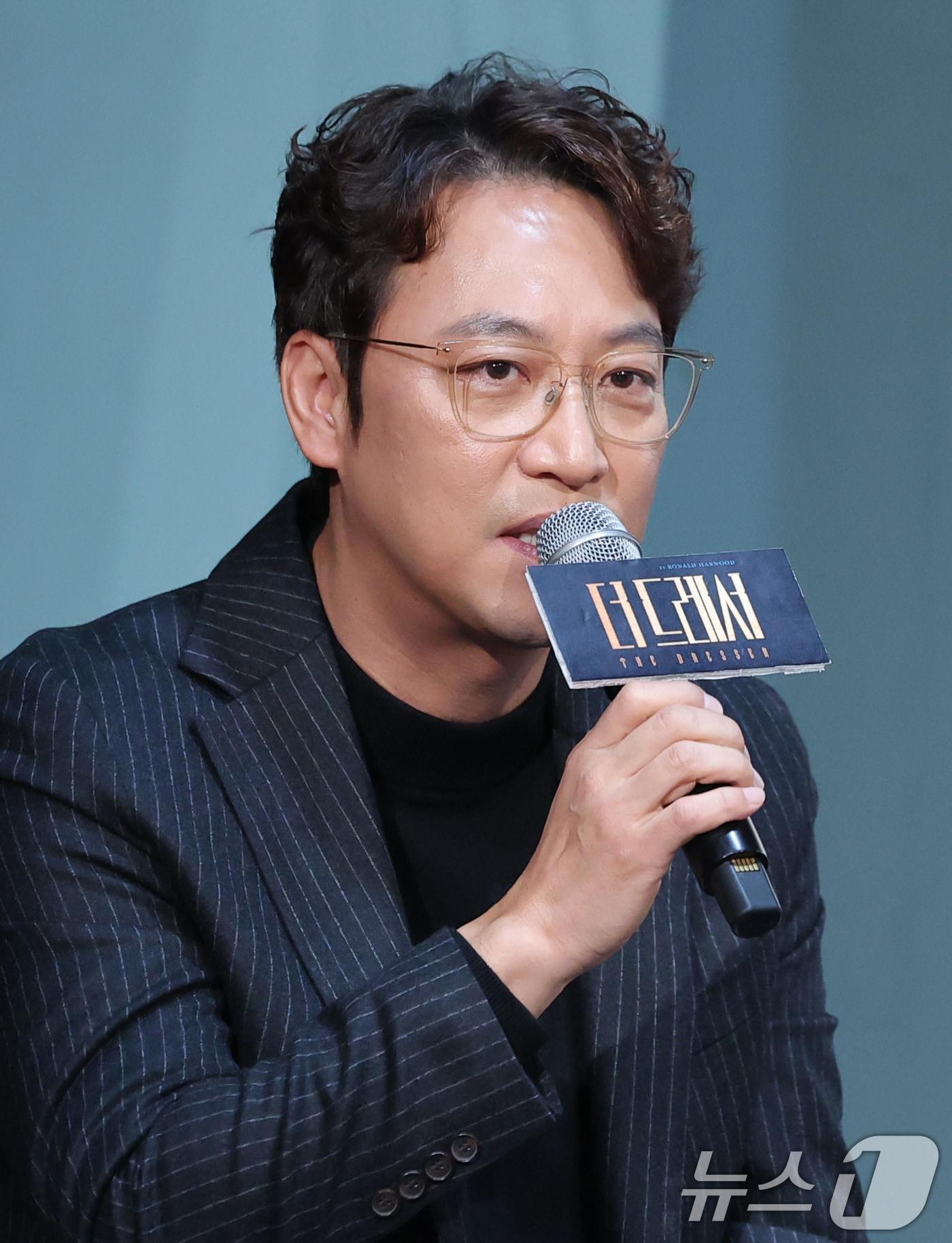 본문 이미지 - 배우 오만석이 19일 오후 서울 종로구 예스24스테이지에서 열린 연극 '더 드레서' 기자간담회에 참석해 취재진 질문에 답하고 있다. 그는 간담회 진행에 앞서 윤석화 별세에 애도를 표했다. 2025.12.19/뉴스1 ⓒ News1 권현진 기자