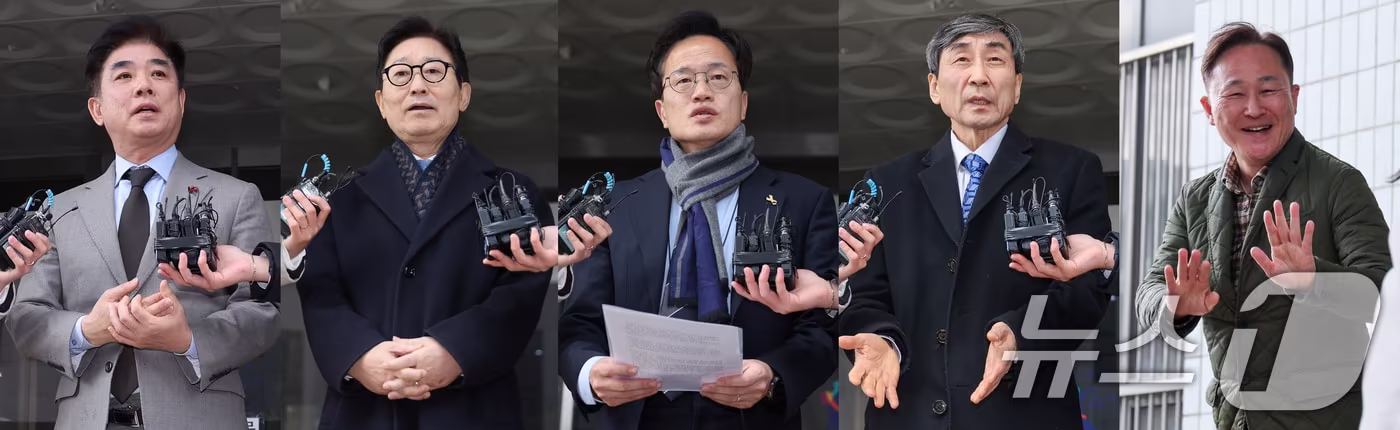 김병욱 대통령실 정무비서관(왼쪽부터), 박범계 더불어민주당 의원, 박주민 의원, 이종걸, 표창원 전 더불어민주당 의원이 19일 오후 서울 양천구 남부지방법원에서 국회 패스트트랙(신속처리안건) 충돌 사건 관련, 폭력 행위 등 처벌에 관한 법률 위반(공동폭행) 혐의 1심 선고 공판이 끝난 뒤 취재진 질의에 답하고 있다. 2025.12.19/뉴스1 ⓒ News1 안은나 기자