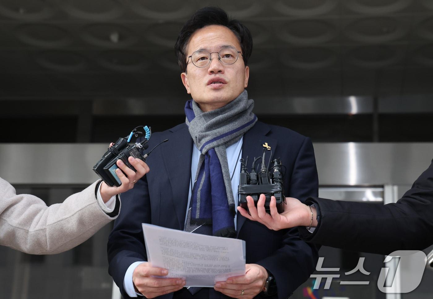 본문 이미지 - 박주민 더불어민주당 의원이 지난 19일 오후 서울 양천구 남부지방법원에서 국회 패스트트랙(신속처리안건) 충돌 사건 관련, 폭력 행위 등 처벌에 관한 법률 위반(공동폭행) 혐의 1심 선고 공판이 끝난 뒤 취재진의 질문에 답하고 있다. 2025.12.19/뉴스1 ⓒ News1 안은나 기자