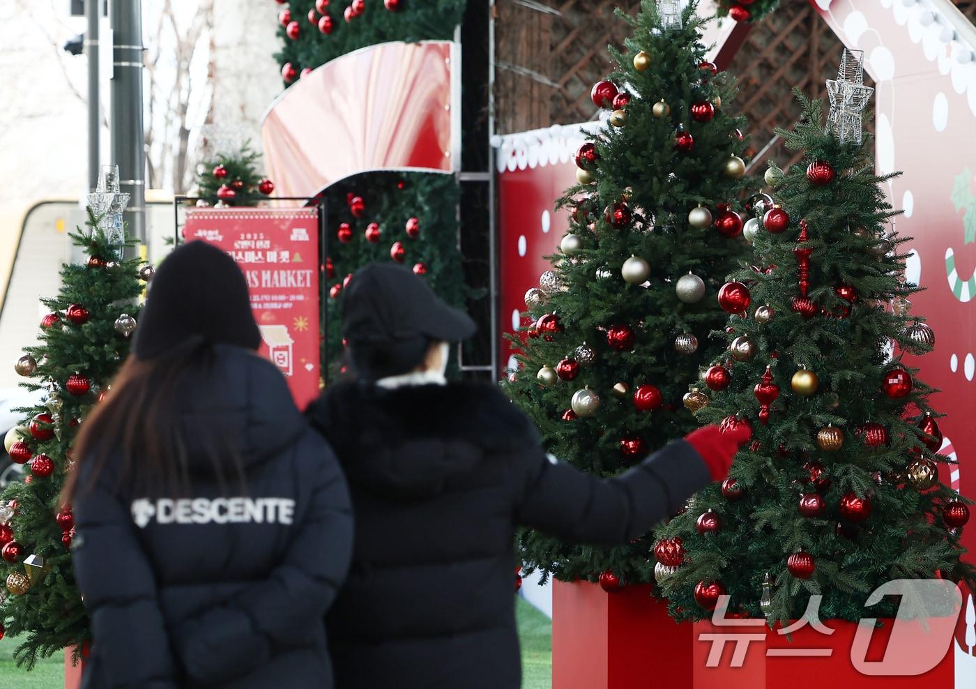 19일 오후 서울 뚝섬한강공원 자벌레 서울생각마루 인근에서 열린 2025 로맨틱 한강 크리스마스 마켓에 트리 조형물이 놓여 있다. 2025.12.19/뉴스1 ⓒ News1 김민지 기자