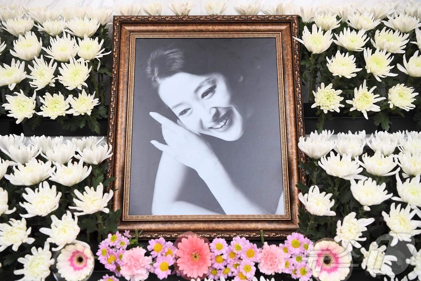 배우 故 윤석화씨의 빈소가 마련된 서울 신촌세브란스병원 장례식장 특1호실에 고인의 영정사진이 놓여 있다. 2025.12.19/뉴스1 ⓒ News1 사진공동취재단