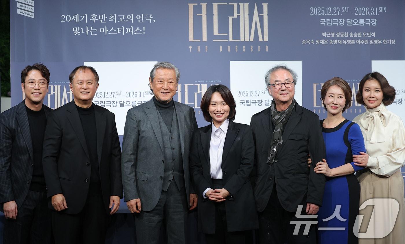배우 오만석(왼쪽부터)과 송승환, 박근형, 장유정 연출, 정동환, 송옥숙, 정재은이 19일 오후 서울 종로구 예스24스테이지에서 열린 연극 '더 드레서' 기자간담회에 참석해 포즈를 취하고 있다. '더 드레서'는 작가 '로널드 하우드'의 희곡을 원작으로 작가가 셰익스피어 전문 극단에서 5년간 드레서로 일하면서 실제로 겪었던 경험을 모티브로 한 작품이다. 2025.12.19/뉴스1 ⓒ News1 권현진 기자