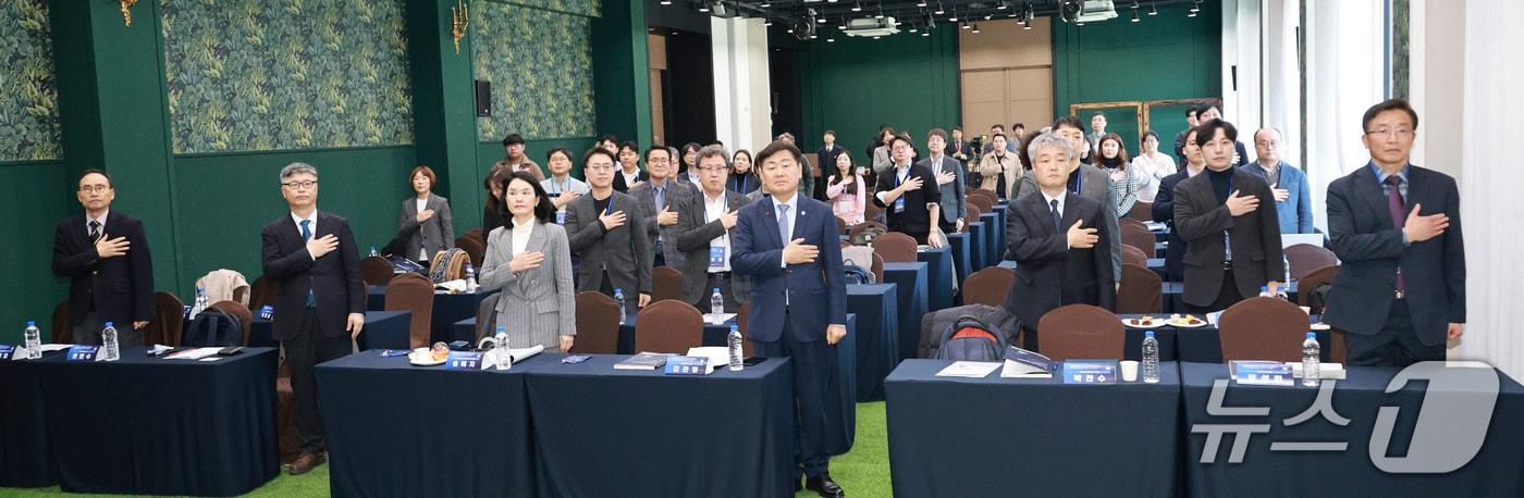 19일 전북 전주시 왕의지밀에서 'AI 기본사회 컨퍼런스'가 개최된 가운데 참석자들이 국민의례를 하고 있다.(전북연구원 제공. 재판매 및 DB금지)/뉴스1