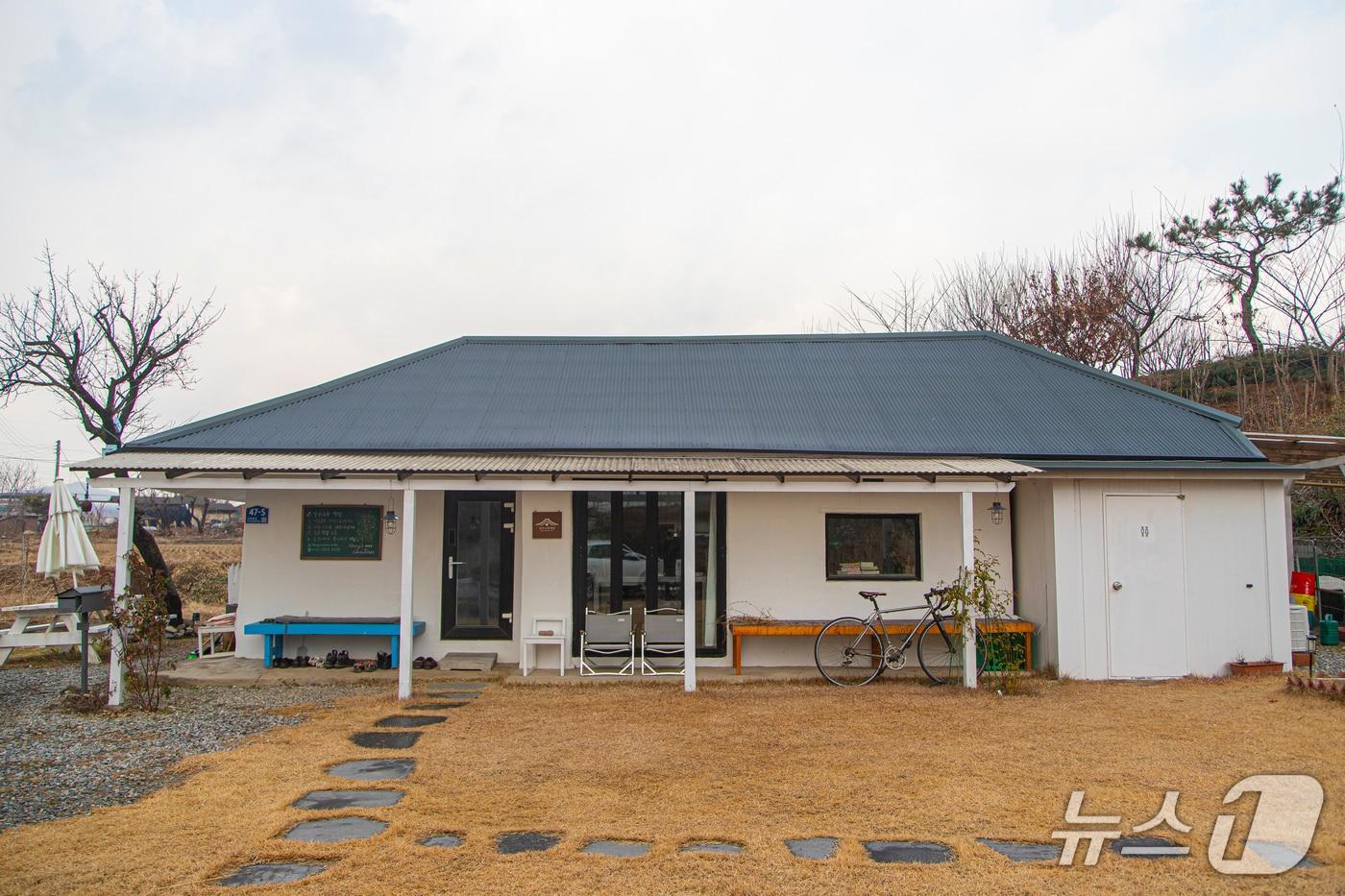 책을 품고 하룻밤 '안성 살구나무책방'.(경기관광공사 제공. 재판매 및 DB금지)/뉴스1