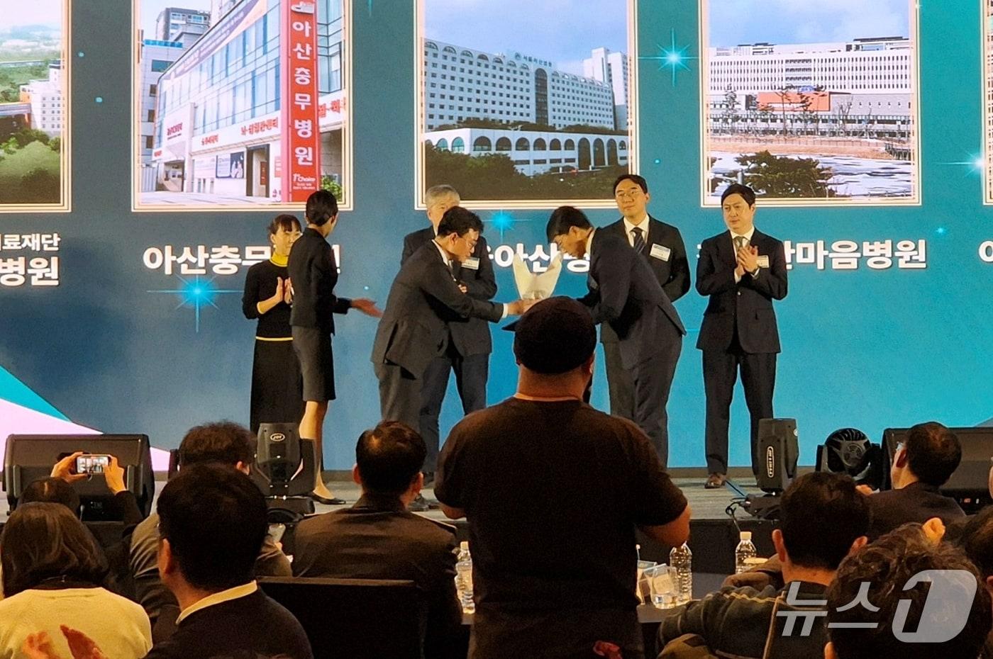 충북 진천 중앙제일병원이 19일 보건복지부 주최 19회 응급의료전진대회에서 보건복지부 장관상을 수상했다.(진천군 제공, 재판매 및 DB금지)/뉴스1