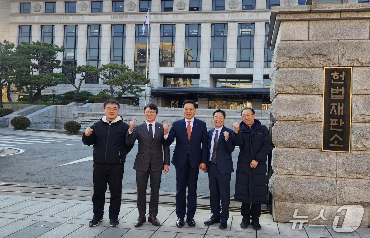 헌법재판소가 변호사의 세무사 자동자격 부여를 폐지한 세무사법 등에 대해 합헌 결정을 내렸다. 사진은 구재이 회장(가운데) 등 한국세무사회 임원들이 헌재 판결에 환영하고 있는 모습.(한국세무사회 제공. 재판매 및 DB금지)/뉴스1