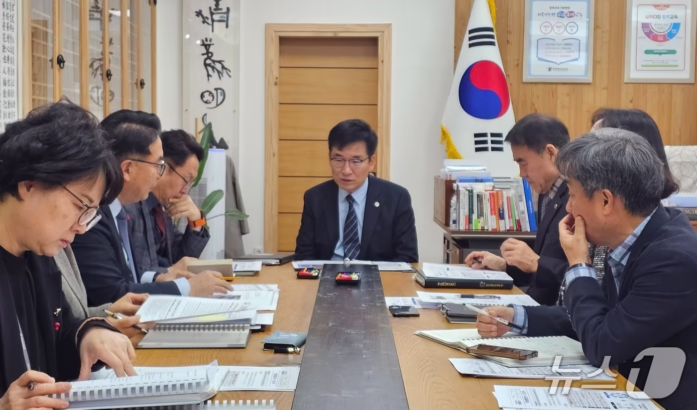 윤건영 충북교육감이 19일 기획회의에서 학생맞춤통합지원과 관련한 견해를 밝히고 있다.(충북교육청 제공, 재판매 및 DB금지)/뉴스1