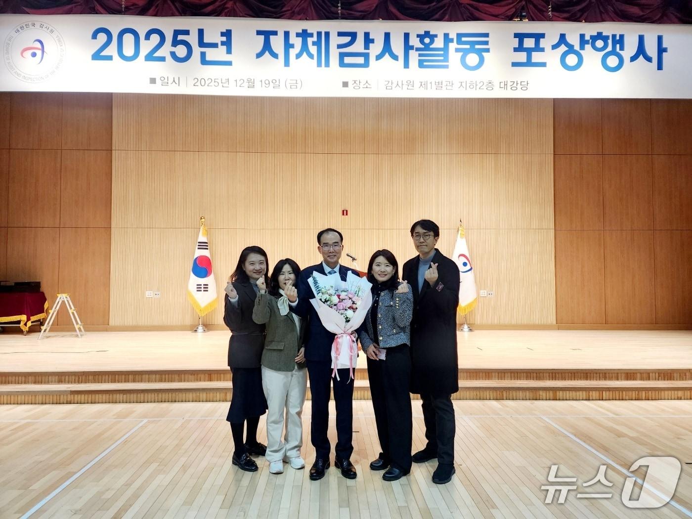 본문 이미지 - 대전시교육청이 감사원이 실시한 '2025년 자체감사활동 심사' 교육자치단체 부문에서 최우수기관으로 선정돼 기관 표창을 수상했다.(대전교육청 제공) /뉴스1