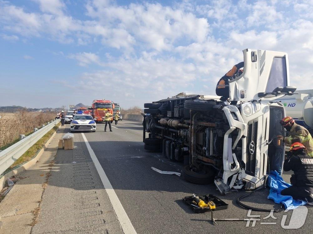 본문 이미지 - 19일 오후 2시 3분께 전북 군산시 옥산면의 한 교차로에서 승합차 2대와 2.5톤 화물차가 충돌하는 사고가 발생했다.(전북소방본부 제공. 재판매 및 DB금지)