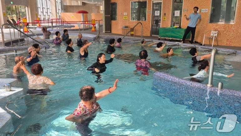 본문 이미지 - 시니어웰라이프 참가자들이 수치유 체험을 하고 있다.(산림청 한국산림복지진흥원 국립산림치유원 제공.재판매 및 DB금지)/뉴스1