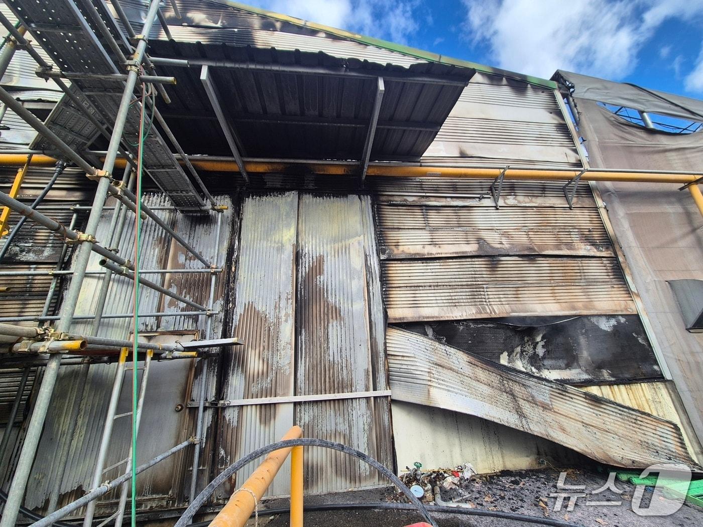본문 이미지 -  예산 덕산면 타일 제조 공장 화재 현장. (예산소방서 제공, 재판매 및 DB금지) / 뉴스1