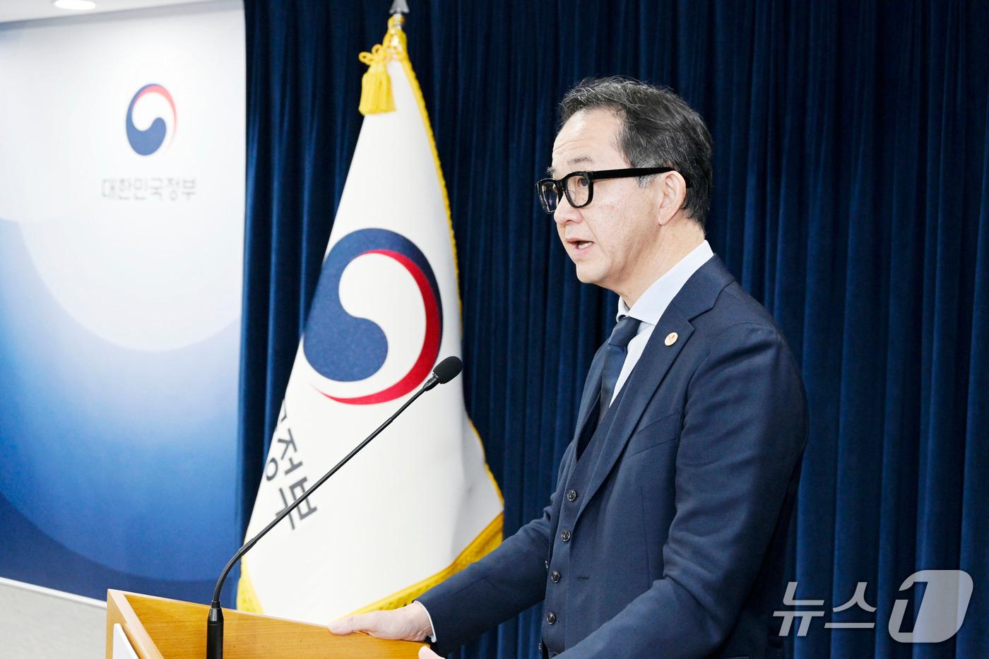 야수토 와타나베 아세안+3 역내 거시경제 조사기구(AMRO) 소장이 19일 오후 서울 종로구 정부서울청사에서 열린 '2025년 AMRO 연례협의 결과 브리핑'에서 주요 내용을 발표하고 있다. (기획재정부 제공)