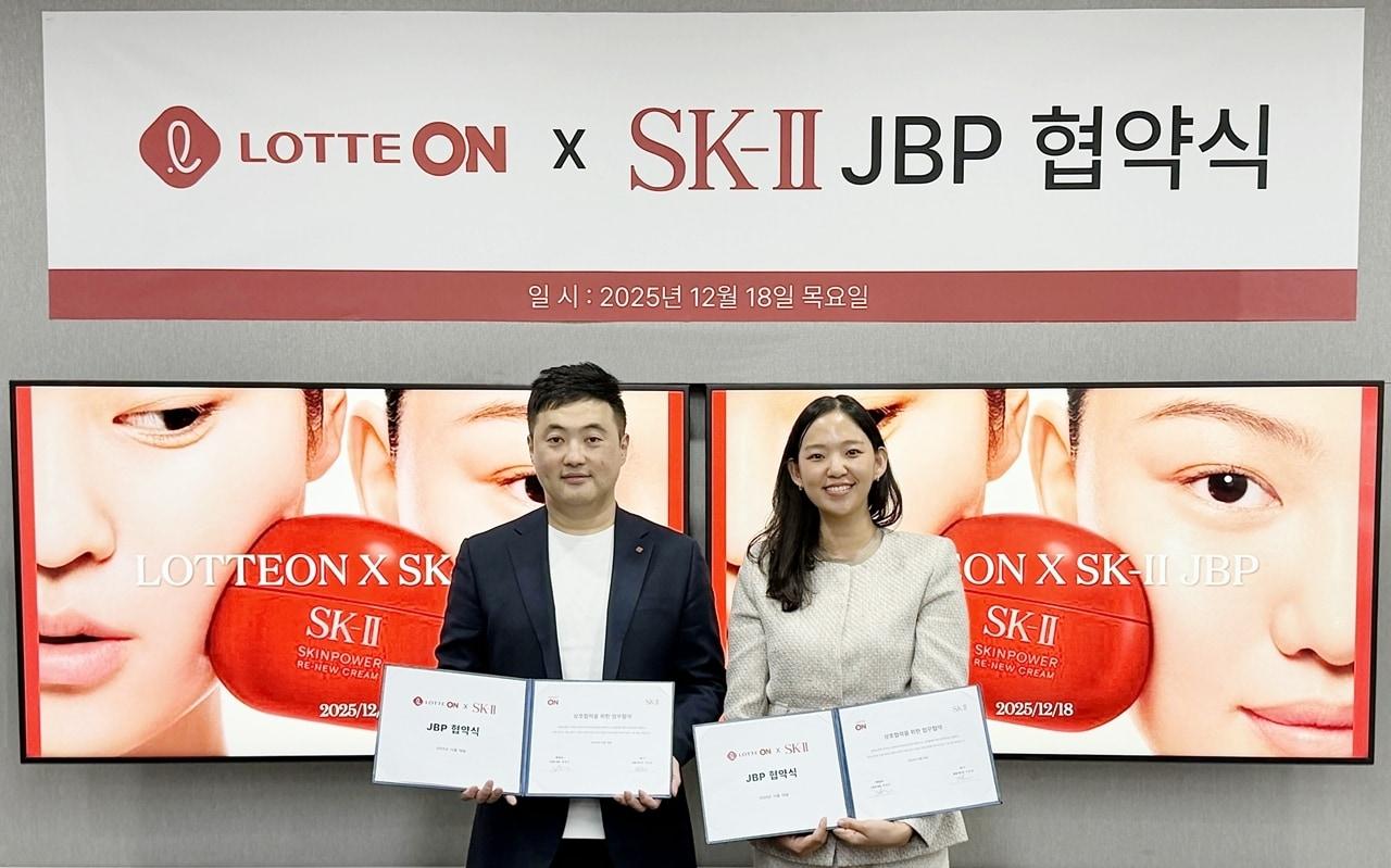본문 이미지 -  황형서 롯데온 마케팅부문 상무(왼쪽)와 이민영 SK-II 코리아 총괄 매니저가 전략적 비즈니스 파트너십(JBP) 체결 후 기념사진을 촬영하고 있다.(롯데온 제공).