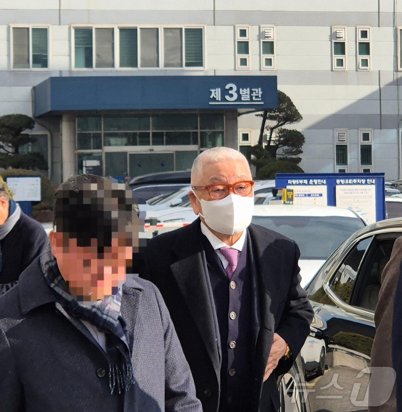 본문 이미지 - 중대재해처벌법 위반 혐의로 기소된 정도원 삼표그룹 회장이 19일 경기 의정부지법에 출석하고 있다. ⓒ News1 양희문 기자