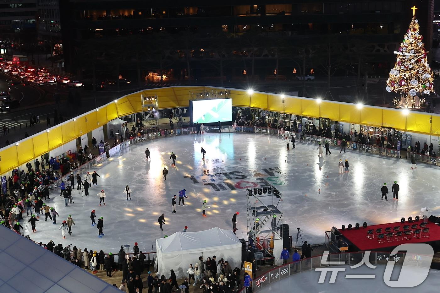 19일 오후 서울광장 스케이트장에서 시민들이 스케이트를 타며 즐거운 시간을 보내고 있다. 이날 개장한 서울광장 스케이트장은 내년 2월 8일까지 52일 동안 운영한다. 2025.12.19/뉴스1 ⓒ News1 김도우 기자