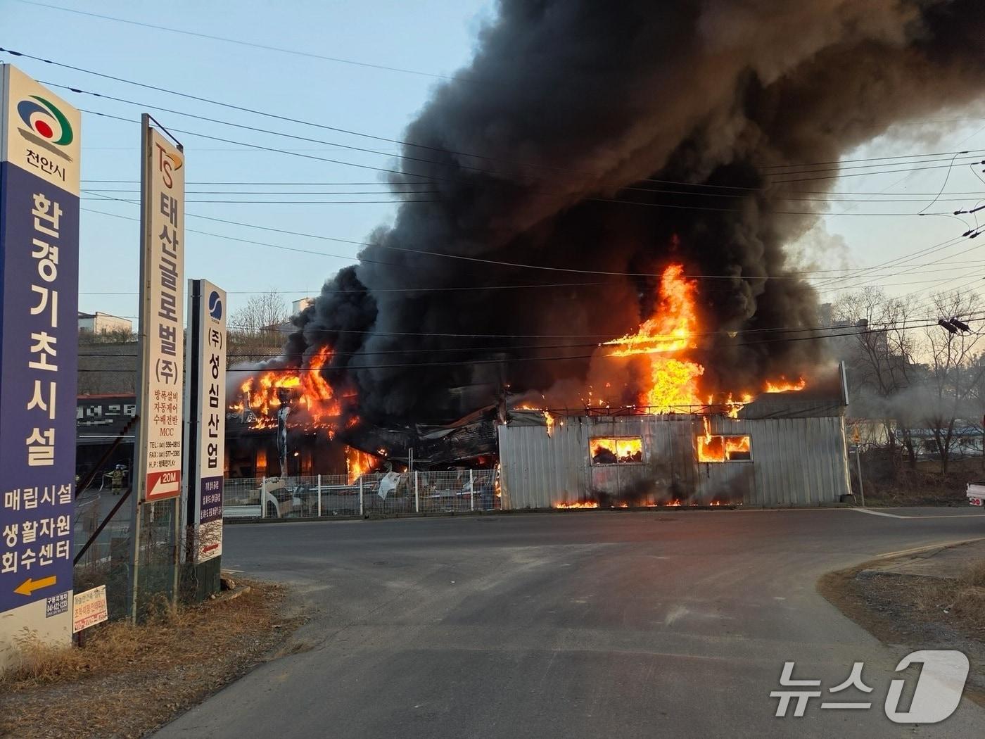 본문 이미지 - 천안 동남구 목천읍 자동차 정비공장 화재. (충남소방본부 제공, 재판매 및 DB금지) / 뉴스1 