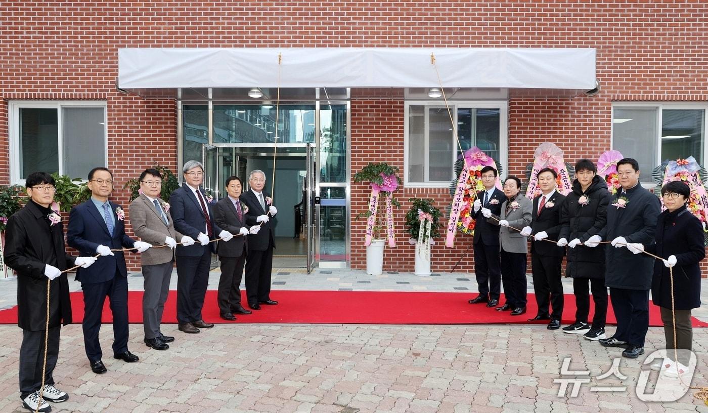충북 청주대성고등학교는 19일 오후 축구부 쉼터 '승리관' 준공식을 열었다.(충북교육청 제공, 재판매 및 DB금지)/뉴스1