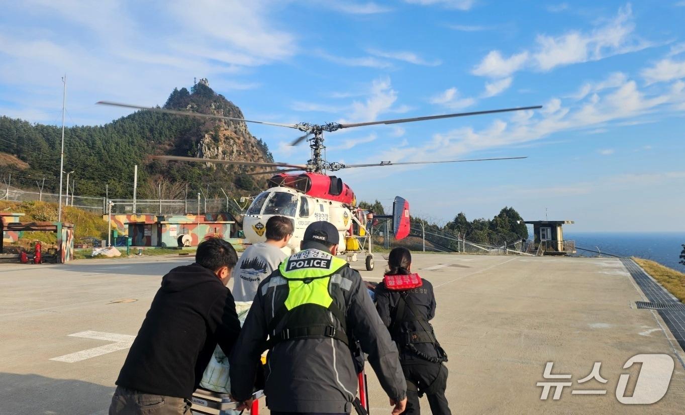 본문 이미지 - 동해해경청, 울릉도 뇌경색 응급 환자 해경 헬기로 긴급 이송.(동해경청 제공, 재판매 및 DB 금지) 2025.12.19.뉴스1