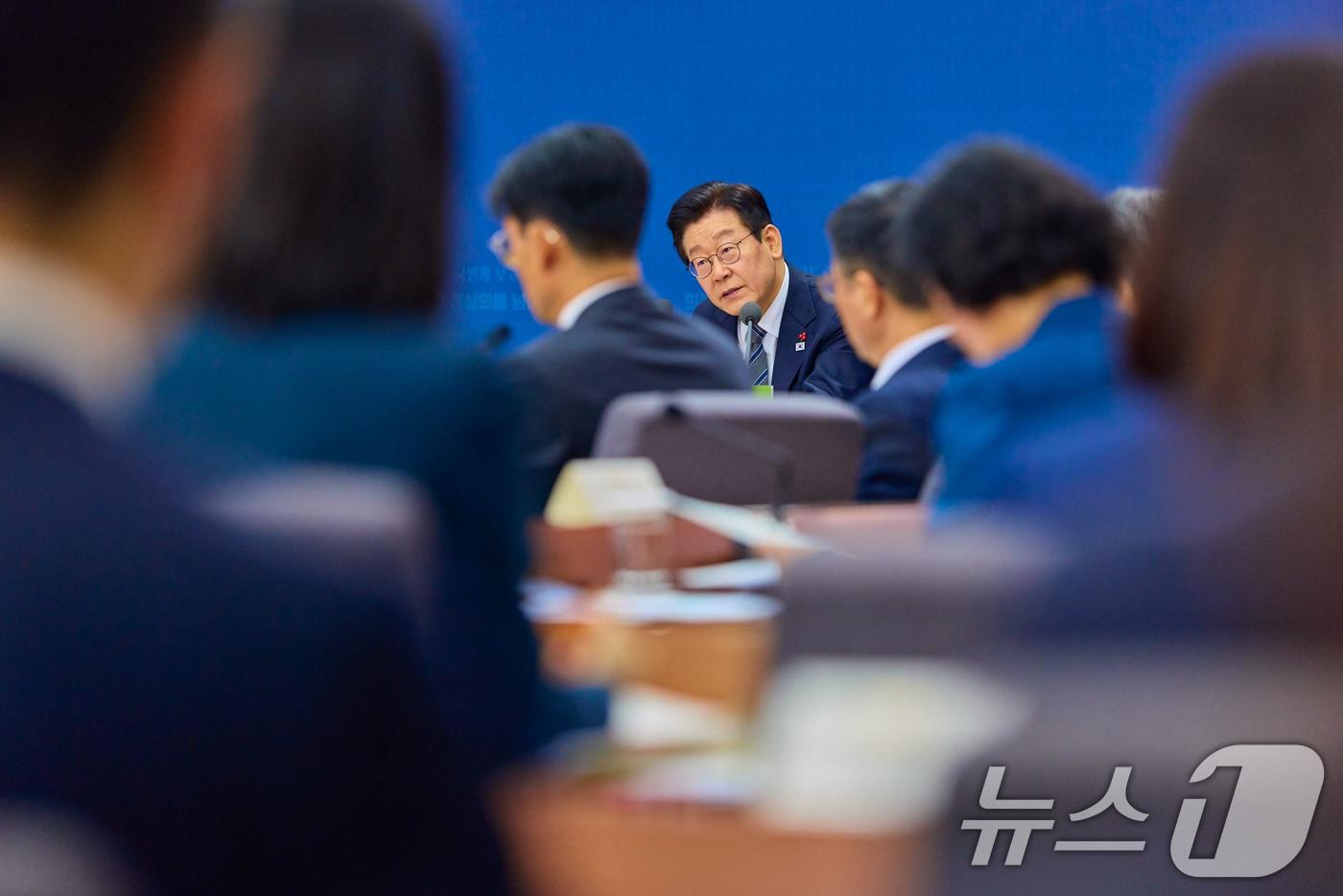 본문 이미지 - 이재명 대통령이 19일 서울 종로구 정부서울청사 별관에서 열린 금융위원회·공정거래위원회 업무보고에서 발언하고 있다. (대통령실 제공. 재판매 및 DB 금지) 2025.12.19/뉴스1 ⓒ News1 허경 기자