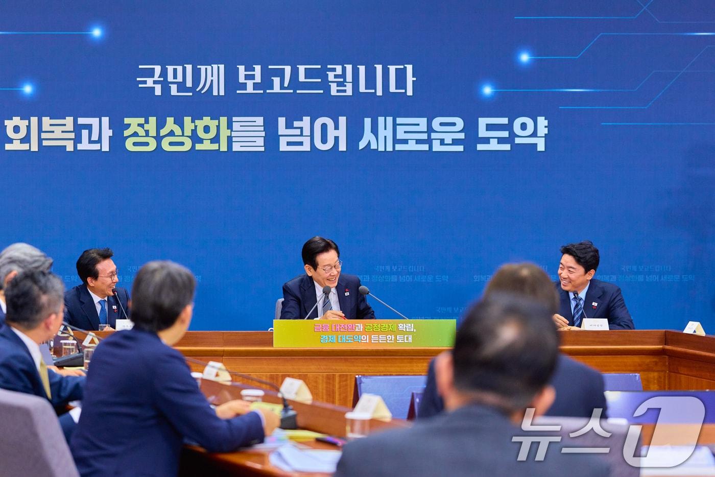 이재명 대통령이 지난 19일 서울 종로구 정부서울청사 별관에서 열린 금융위원회·공정거래위원회 업무보고에서 미소 짓고 있다. (대통령실 제공. 재판매 및 DB 금지) 2025.12.19/뉴스1 ⓒ News1 허경 기자