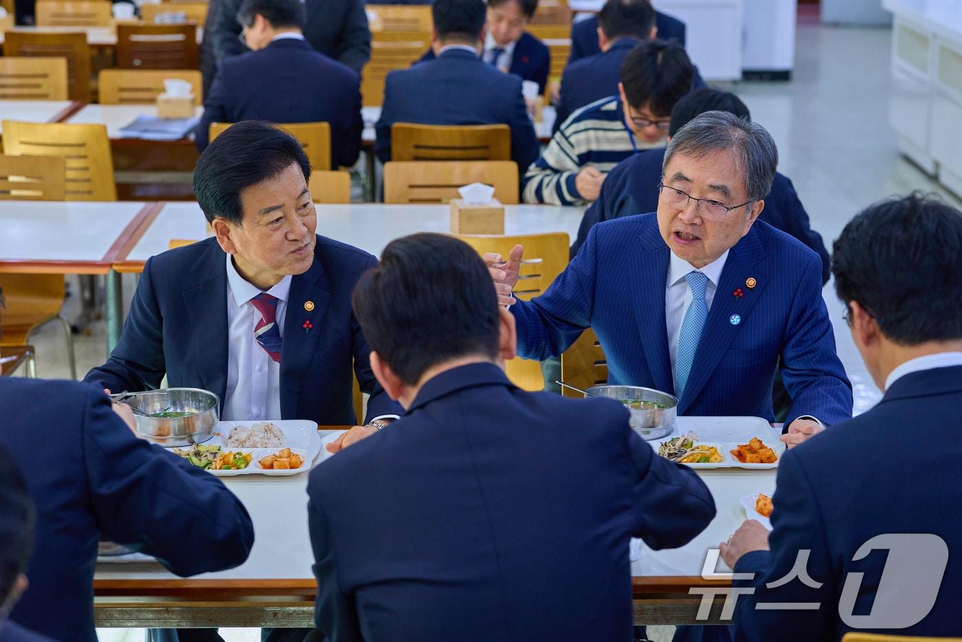 지난해 12월 19일 외교부와 통일부의 신년 업무보고 중 이재명 대통령이 조현 외교부 장관, 정동영 통일부 장관과 점심식사를 하고 있다. (청와대 제공. 재판매 및 DB 금지) 2025.12.19/뉴스1 ⓒ News1 허경 기자
