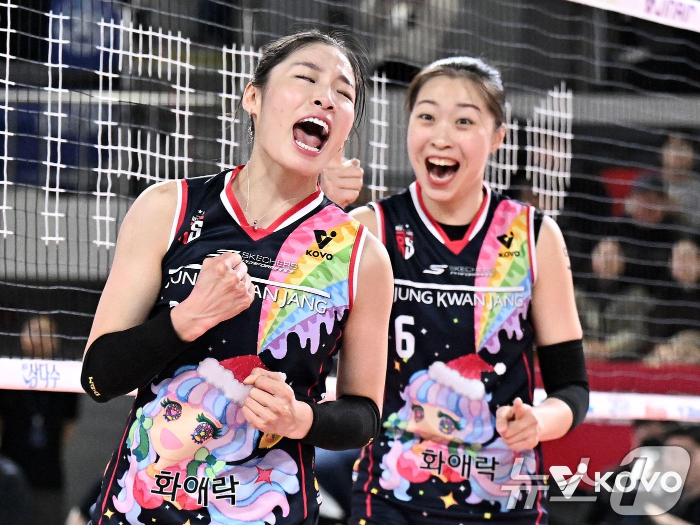 본문 이미지 - 정관장 인쿠시가 19일 오후 대전충무체육관에서 열린 2025-2026 프로배구 V리그 여자부 정관장과 GS칼텍스의 경기에서 득점 후 환호하고 있다. (한국배구연맹 제공, 재판매 및 DB금지) 2025.12.19/뉴스1