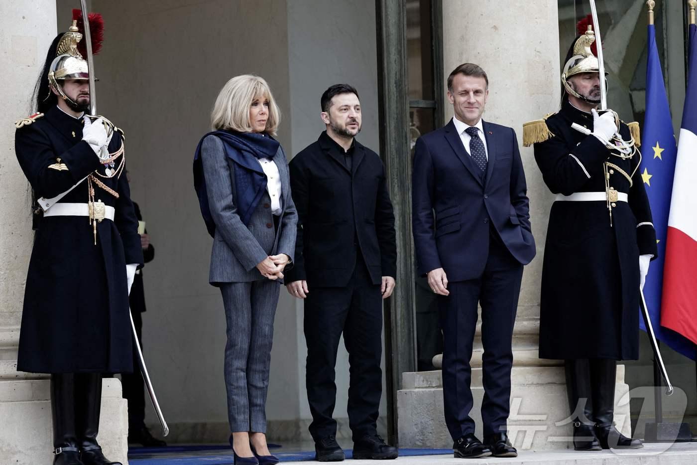 에마뉘엘 마크롱 프랑스 대통령과 그의 아내 브리지트 여사가 1일 파리 엘리제궁을 찾은 볼로디미르 젤렌스키 우크라이나 대통령(가운데)을 맞이하고 있다. 2025.12.1 ⓒ AFP=뉴스1 ⓒ News1 강민경 기자