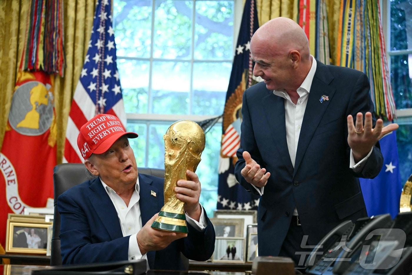 도널드 트럼프 미국 대통령&#40;왼쪽&#41;과 잔니 인판티노 FIFA 회장. ⓒ AFP=뉴스1