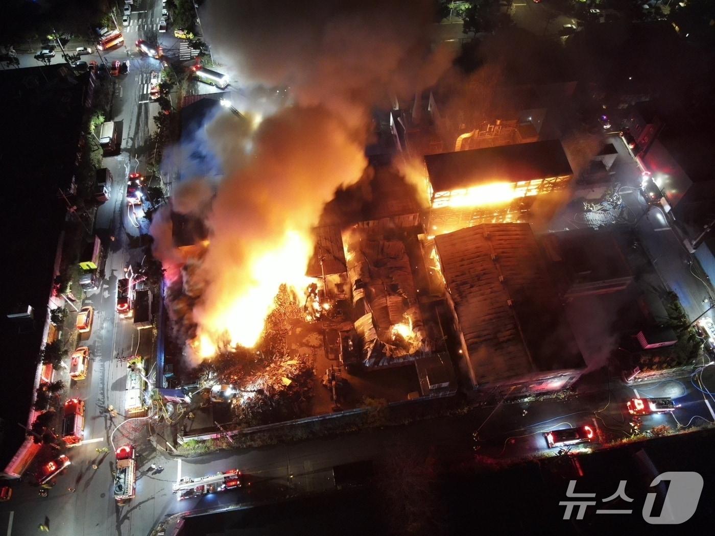 본문 이미지 - 지난 1일 오후 9시27분쯤 발생한 제주 토평공업단지 야적장 화재 현장에서 소방당국이 진화 작업을 하는 모습.(제주도소방안전본부 제공. 재판매 및 DB 금지)