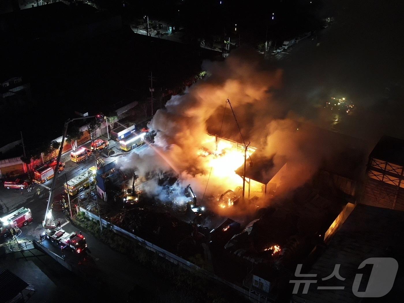 본문 이미지 - 지난 1일 오후 9시27분쯤 발생한 제주 토평공업단지 야적장 화재 현장에서 소방당국이 진화작업을 하고 있다.(제주도소방안전본부 제공. 재판매 및 DB 금지) 2025.12.2/뉴스1