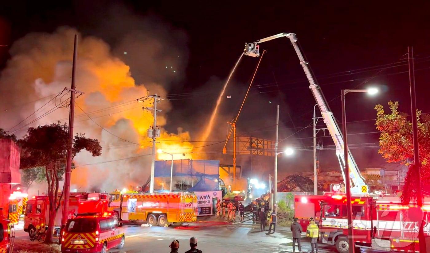 지난 1일 오후 9시27분쯤 발생한 제주 토평공업단지 야적장 화재 현장에서 소방당국이 진화작업을 하고 있다.(제주도소방안전본부 제공. 재판매 및 DB 금지) 2025.12.2/뉴스1