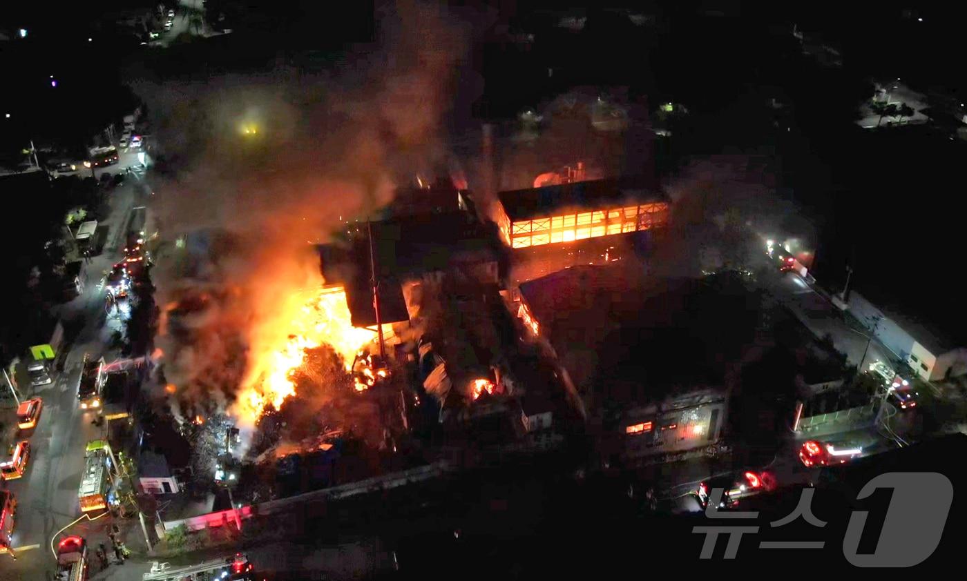 지난 1일 오후 9시27분쯤 발생한 제주 토평공업단지 야적장 화재 현장에서 소방당국이 진화작업을 하고 있다.(제주도소방안전본부 제공. 재판매 및 DB 금지) 2025.12.2/뉴스1