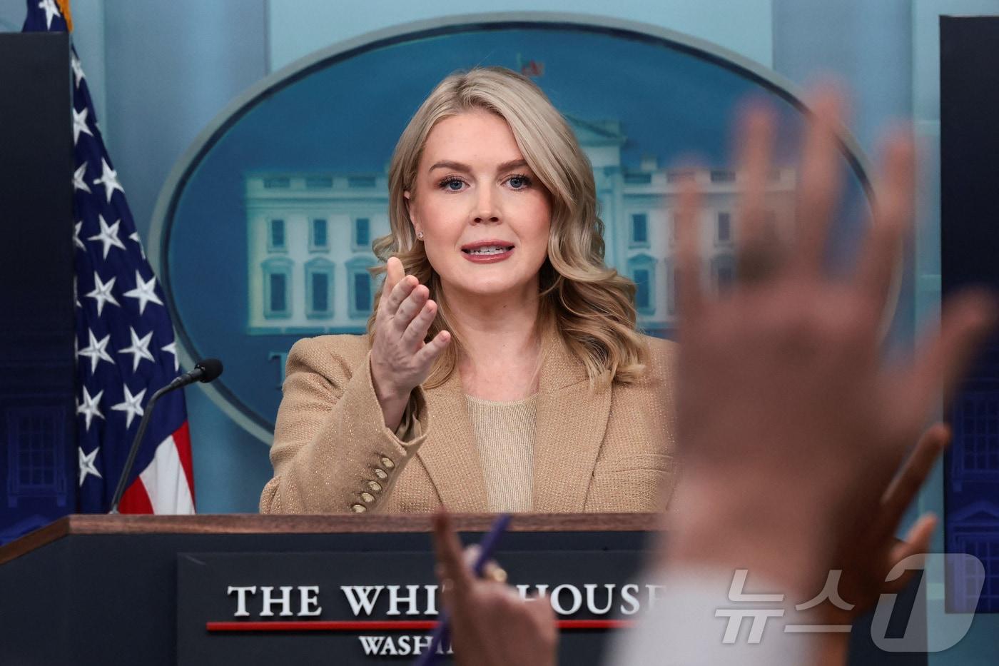 캐롤라인 레빗 백악관 대변인이 1일&#40;현지시간&#41; 미국 워싱턴DC에서 언론 브리핑을 진행하면서 질문자를 지명하고 있다. 2025.12.01 ⓒ 로이터=뉴스1 ⓒ News1 류정민 특파원