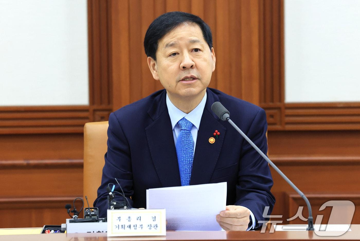 구윤철 경제부총리 겸 기획재정부 장관이 2일 서울 종로구 정부서울청사에서 열린 경제관계장관회의 겸 물가관계장관회의에서 모두발언을 하고 있다. 2025.12.2/뉴스1 ⓒ News1 임세영 기자