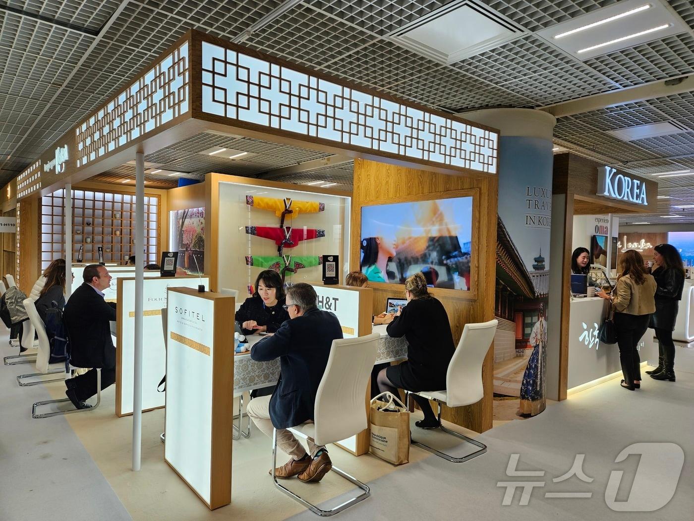 본문 이미지 - 프랑스 칸에서 열린 2024 국제럭셔리관광박람회 현장&#40;한국관광공사 제공&#41; 