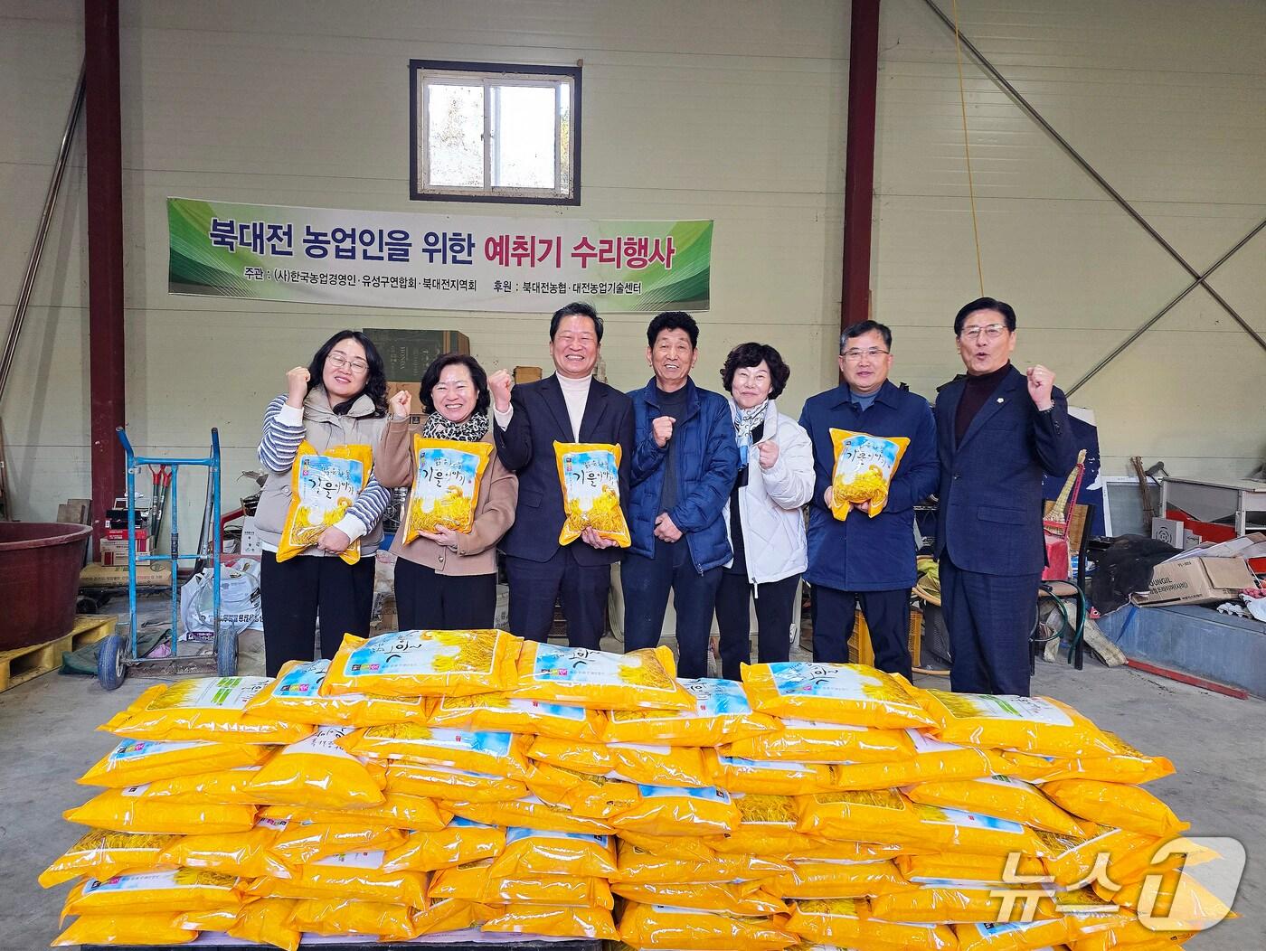 본문 이미지 - 김문식씨가 쌀을 기탁하고 있다.(독자 제공. 재판매 및 DB금지)/뉴스1