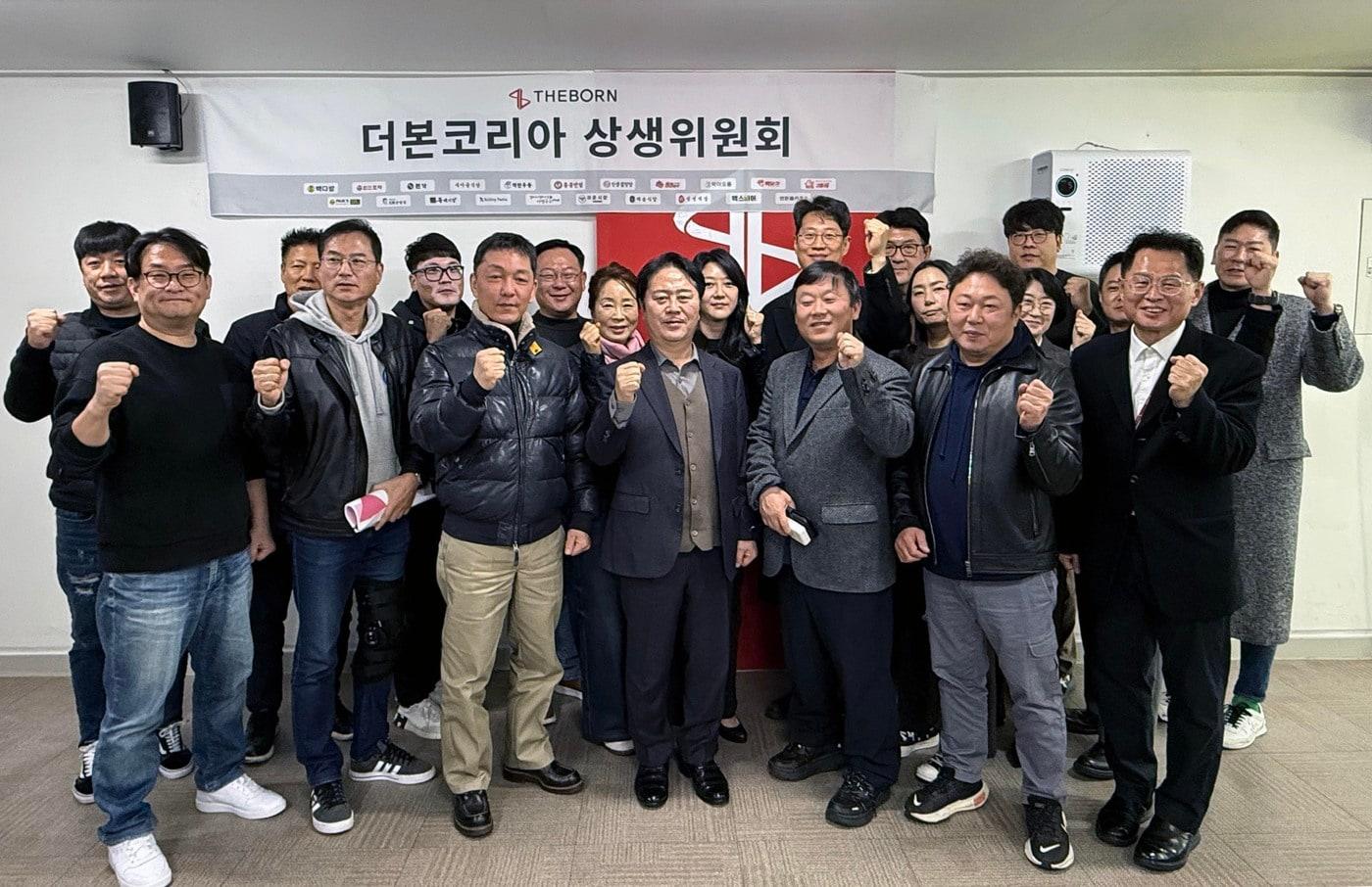 제4차 ‘더본코리아 상생위원회’ 정례회의를 마치고 기념촬영하는 모습&#40;더본코리아 제공&#41;