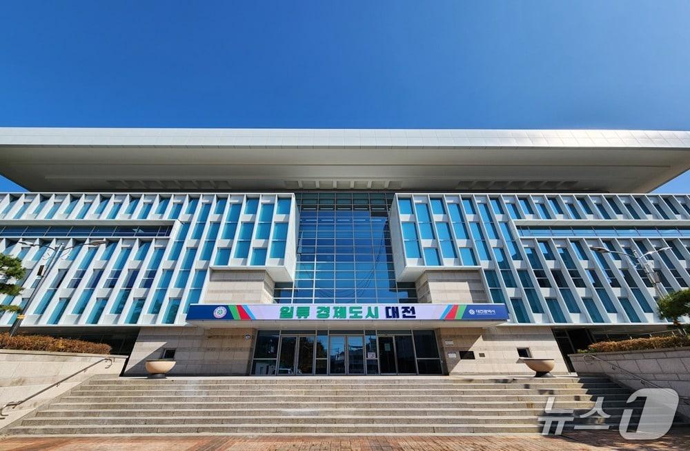 본문 이미지 - 한밭도서관이 그린리모델링을 마치고 2일부터 시범 운영에 들어갔다. (도서관 제공) / 뉴스1