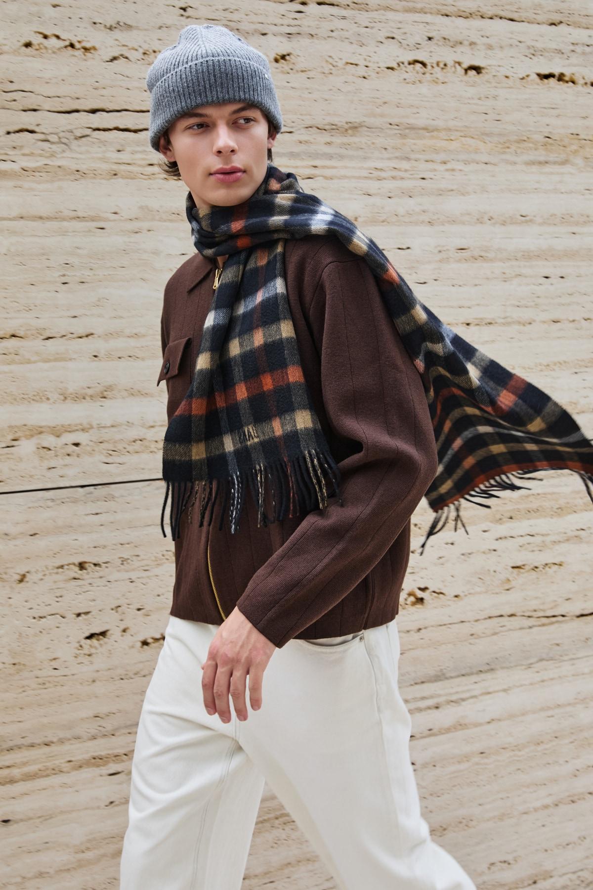 본문 이미지 - 본격적인 한파로 보온성과 스타일을 겸비한 머플러∙장갑 등 방한 액세서리가 겨울 패션의 핵심 아이템으로 부상하고 있다.&#40;닥스제공&#41;