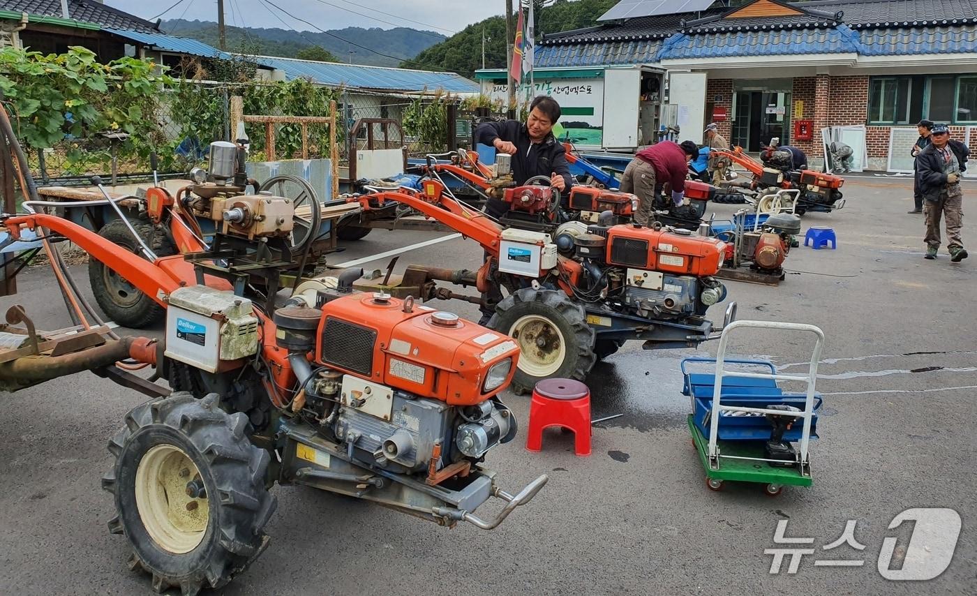 충북 괴산군 찾아가는 농기계 순회 수리 현장.&#40;괴산군 제공, 재판매 및 DB금지&#41;/뉴스1