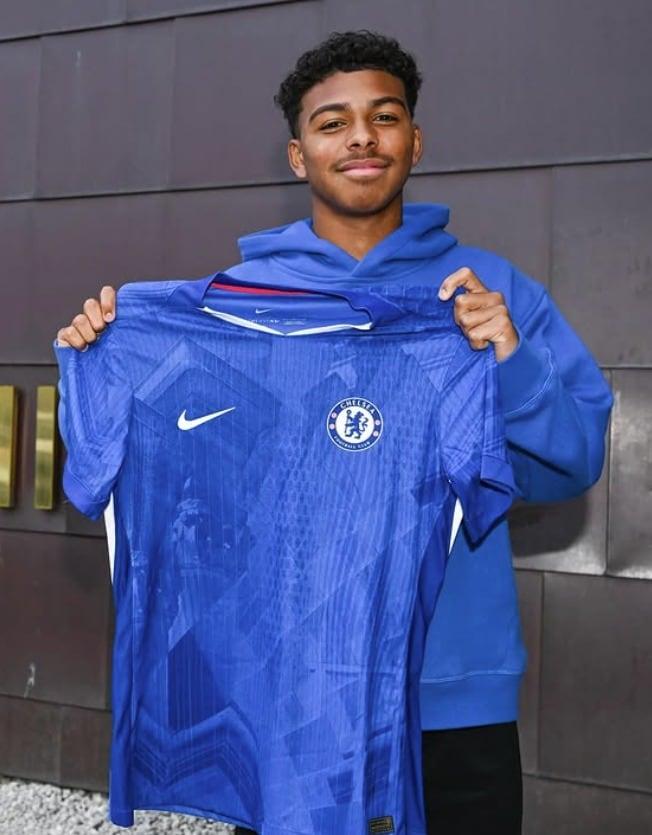 본문 이미지 - 첼시와 프로 계약을 맺은 이사구 실바. &#40;첼시 아카데미 인스타그램 캡처&#41;
