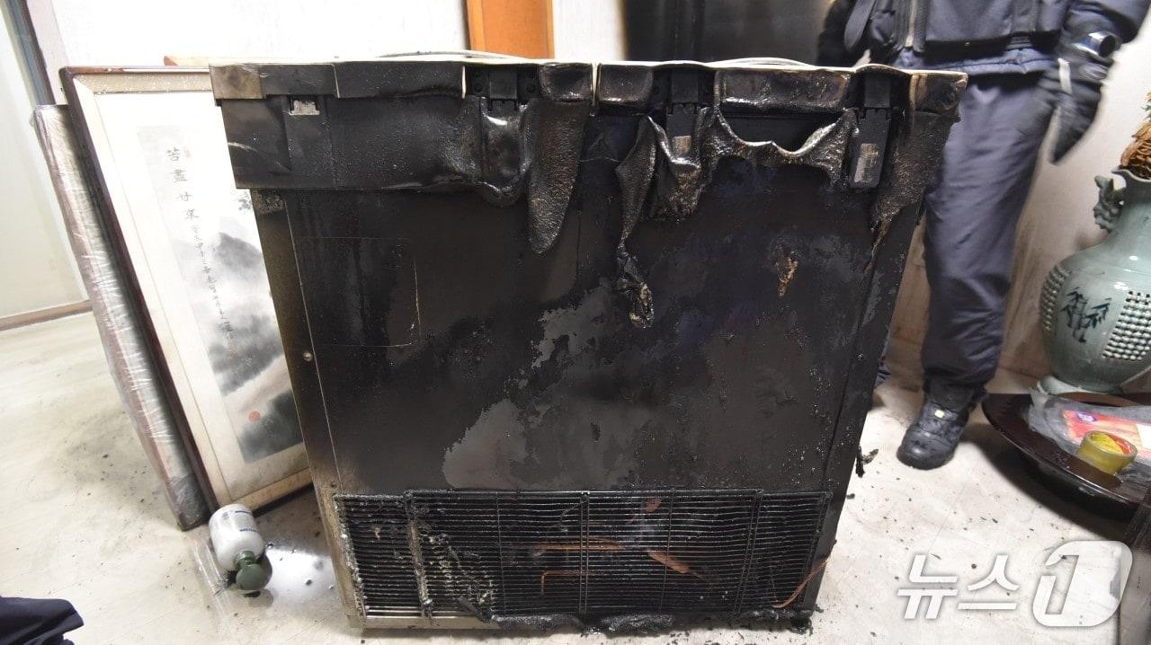 본문 이미지 - 2일 밤 0시14분께 대전 서구 탄방동의 한 아파트 7층 가정집 김치냉장고에서 불이 나 8분 만에 꺼졌다.(대전소방본부 제공) /뉴스1