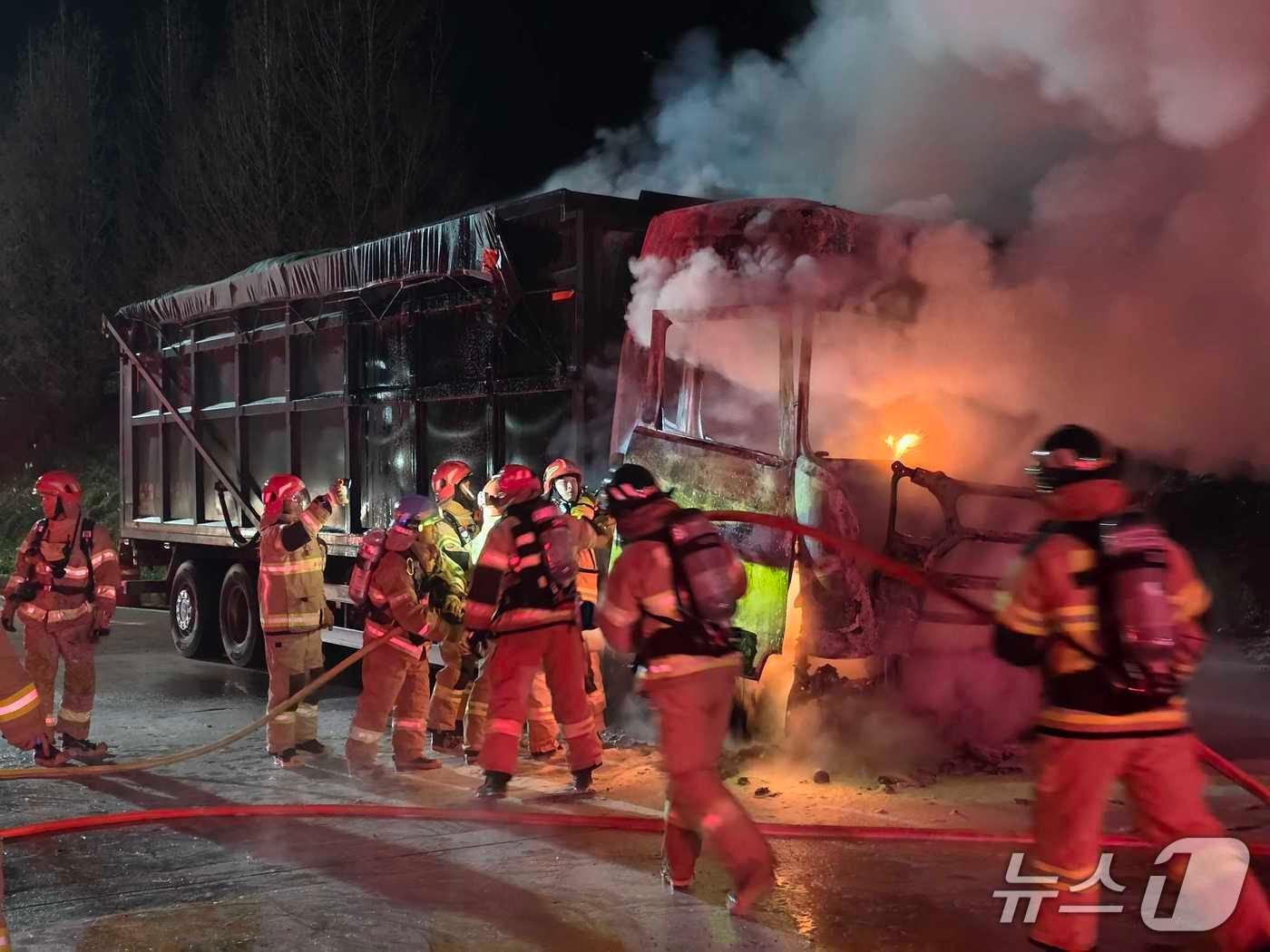 본문 이미지 - 영동고속도로 강릉방향 횡성휴게소 주차 트럭 화재 현장.&#40;강원도소방본부 제공, 재판매 및 DB 금지&#41; 2025.12.2/뉴스1