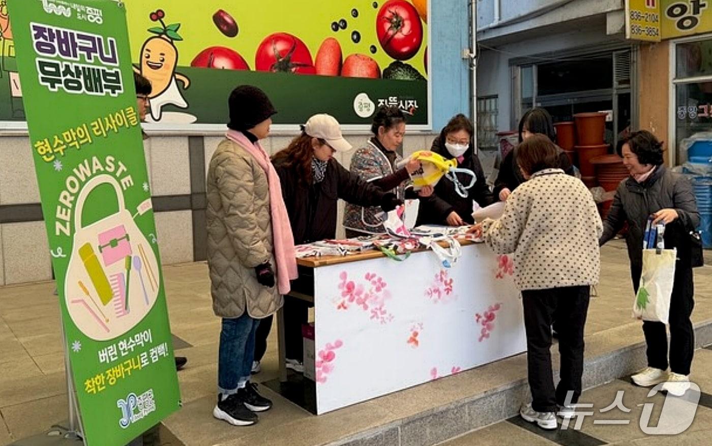 충북 증평군이 폐현수막으로 만든 장바구니를 장뜰시장을 찾은 주민에게 나눠주고 있다.&#40;증평군 제공, 재판매 및 DB금지&#41;/뉴스1