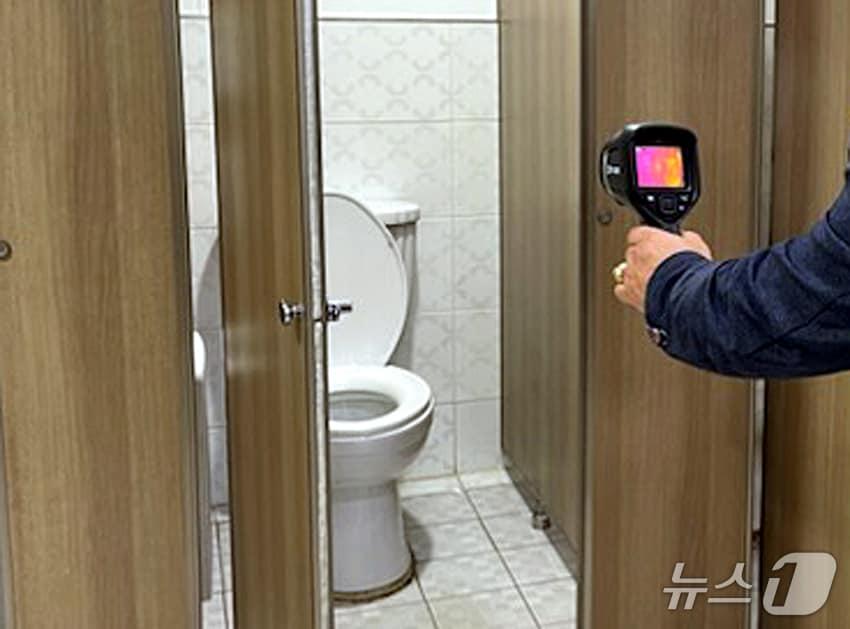 본문 이미지 - 홍성, 화장실 불법촬영 탐지카드 비치 점검 사진. (홍성군 제공. 재판매 및 DB금지) 2025.12.2/뉴스1