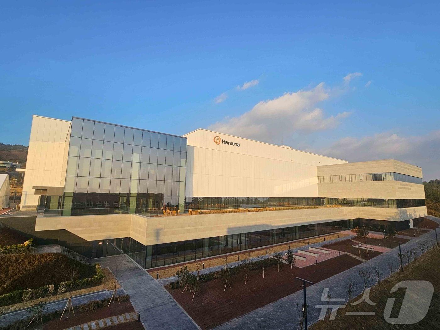 본문 이미지 - 한화시스템이 민간 기업이 주도하는 위성제조 인프라로는 국내 최대 규모인 ‘제주우주센터’를 준공했다고 2일 밝혔다. 사진은 한화시스템이 제주 서귀포시 하원동에 준공한 제주우주센터의 모습. (한화시스템 제공. 재판매 및 DB 금지) 2025.12.2/뉴스1