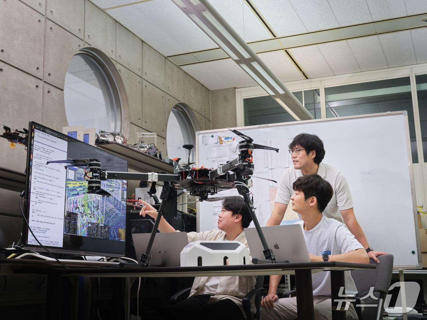 본문 이미지 - DNA+드론 시스템의 실시간 자율비행 알고리즘 작동 상태를 점검하는 ETRI 연구진&#40;ETRI 제공&#41; /뉴스1